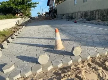 Rua com lajota sextavada feita pela Paverforma