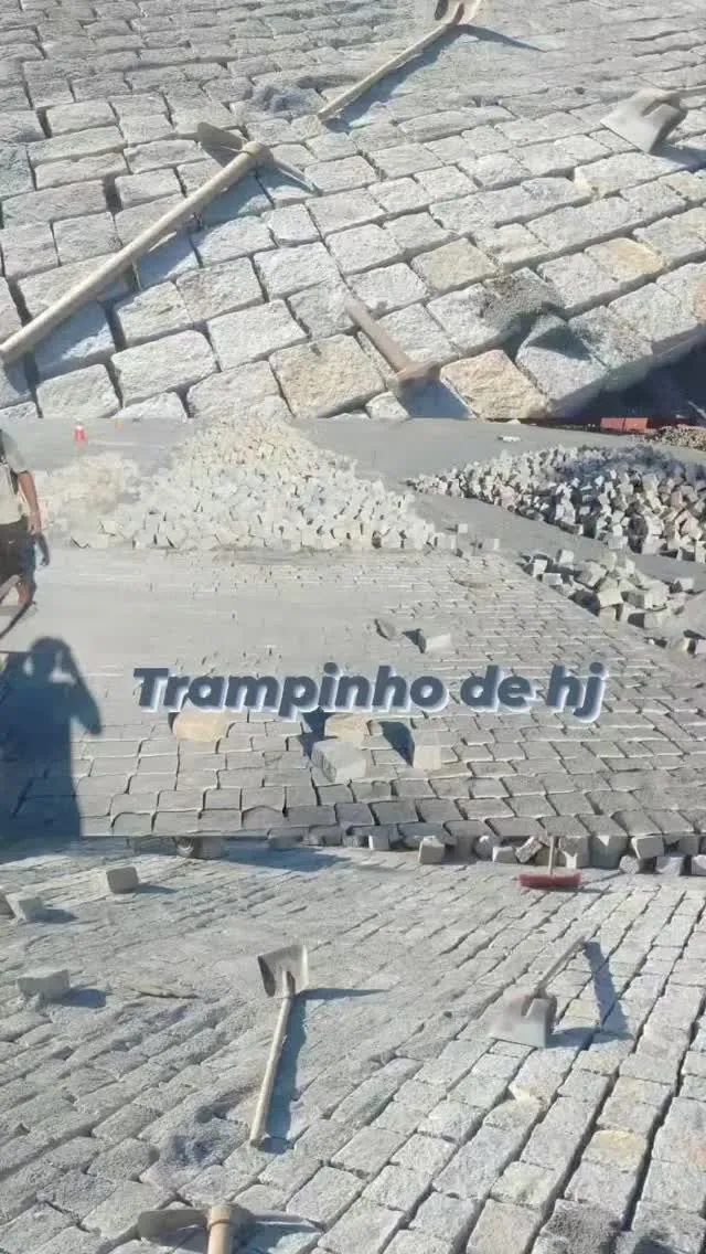 Calçamento com paralelepípedo feito pela Paverforma