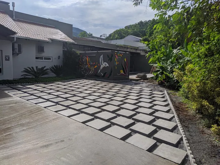 Obra da Paverforma: placas de concreto com grama