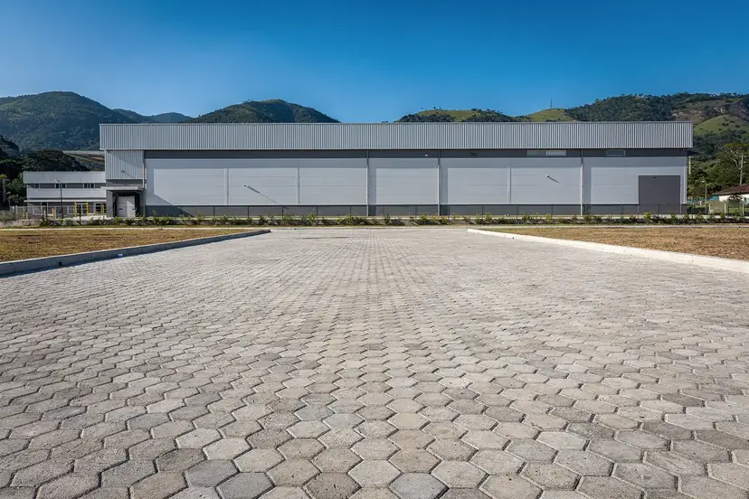 Pátio de galpão pavimentado com bloquete sextavado