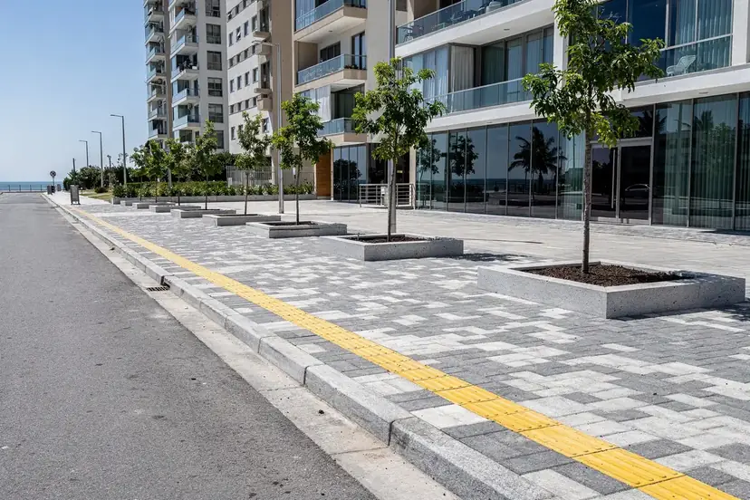 Calçada de paver com piso tátil e meio-fio de granito