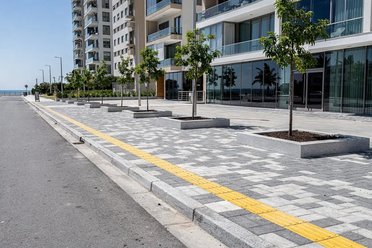 Calçada de paver com piso tátil e meio-fio de granito
