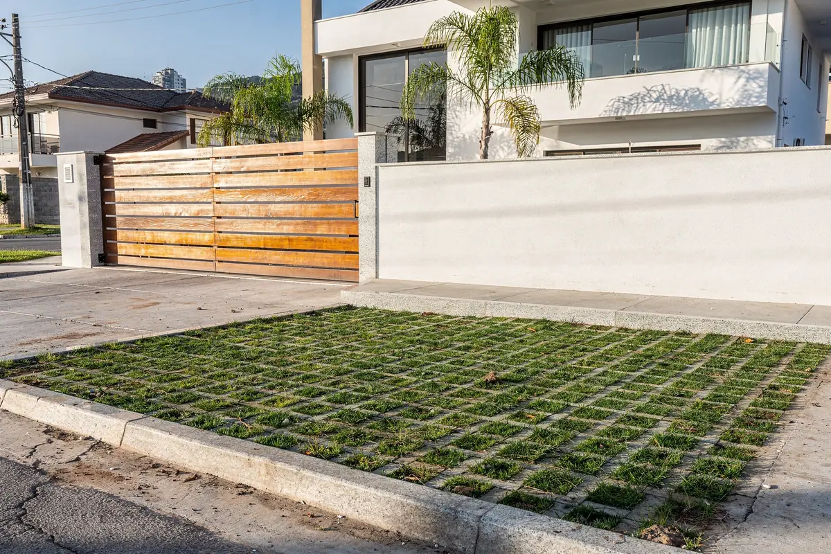 Vaga em frente a casa com concregrama e grama entre as peças