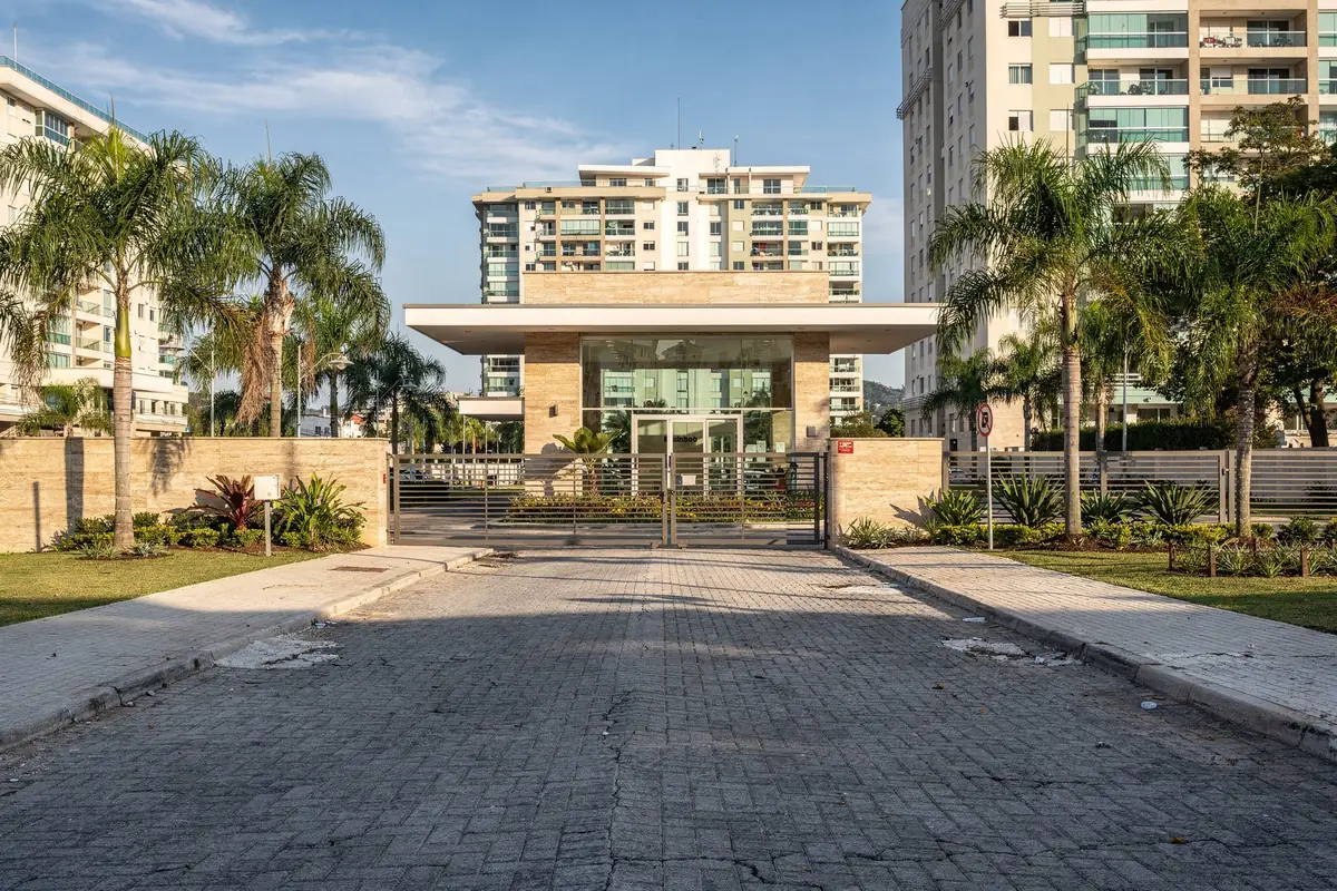 Portaria e acesso de condomínio pavimentados com paver
