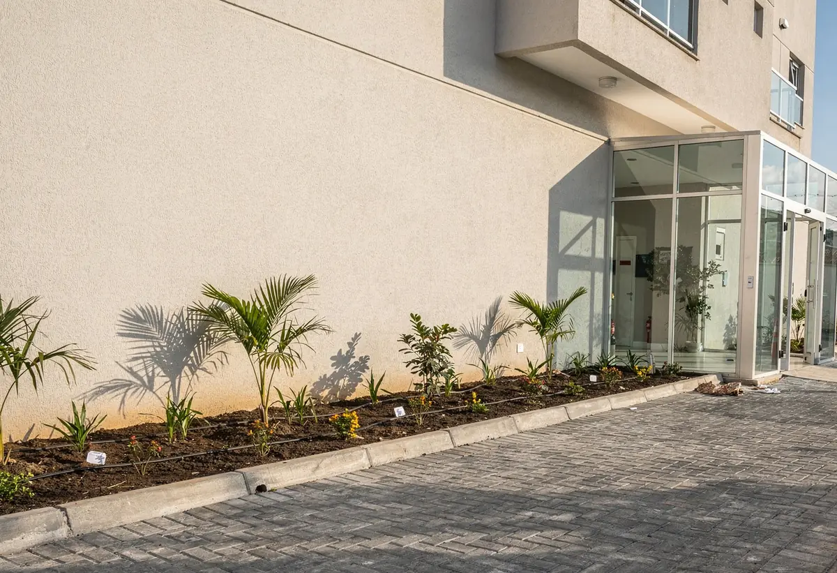 Prédio recém-entregue com acesso em paver