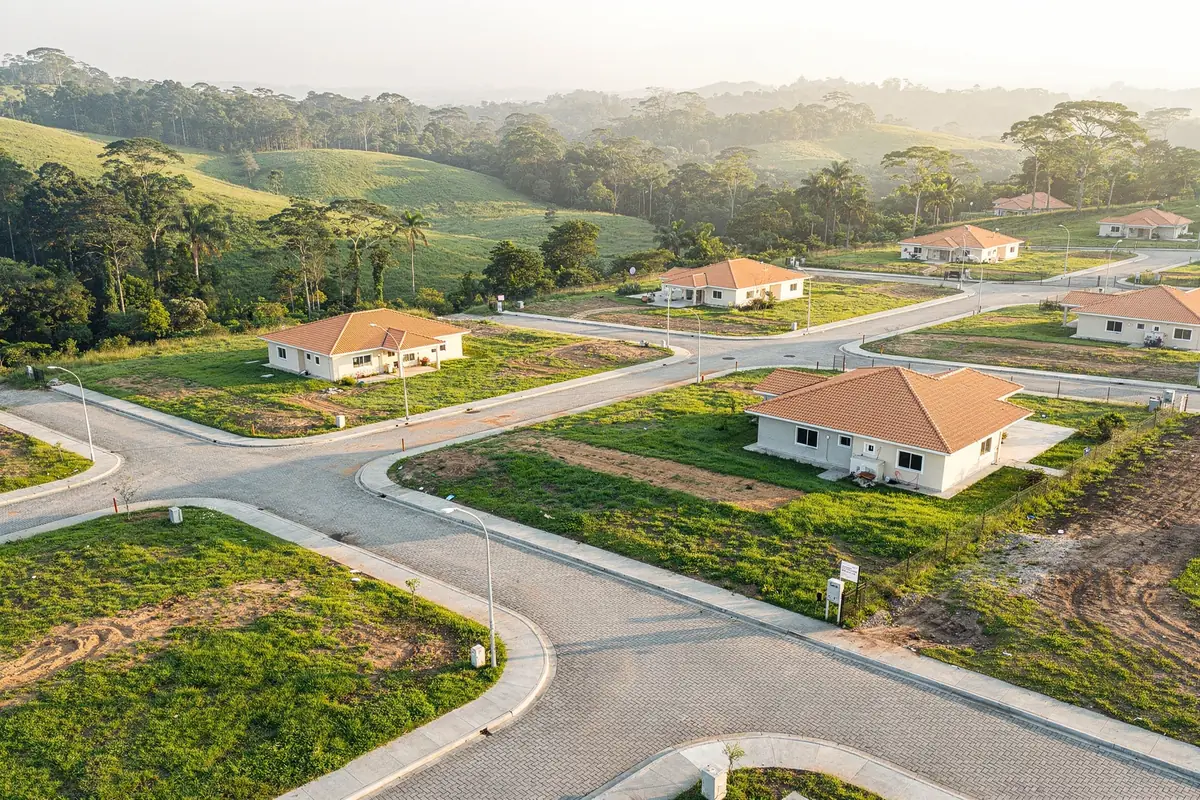 Loteamento com ruas pavimentadas em paver