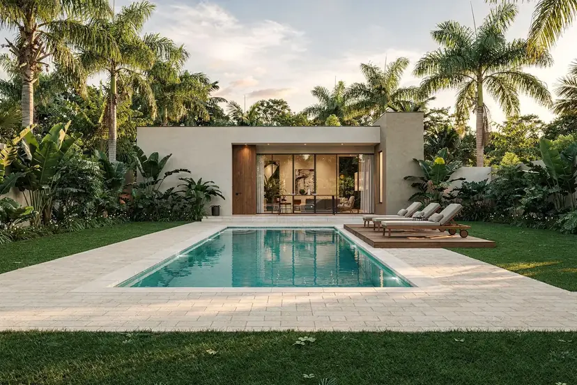 Quintal com piscina e piso de paver claro ao redor