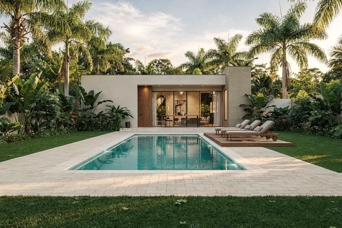Quintal com piscina e piso de paver claro ao redor