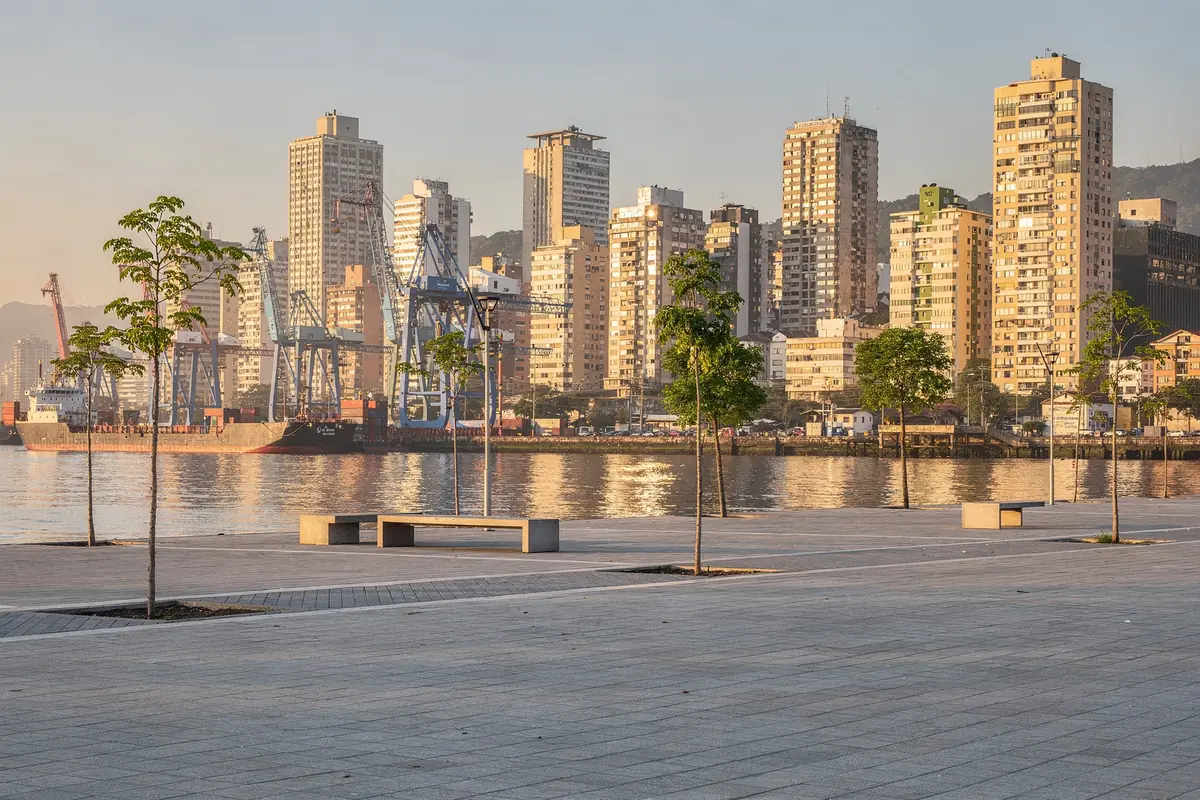 Orla pavimentada com vista para a cidade e o porto